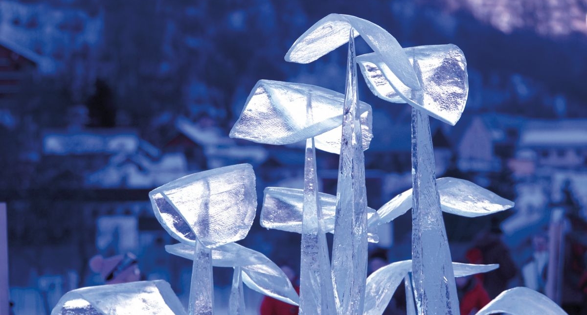 Sculpture de glace éclairée et taillée avec finesse et précision