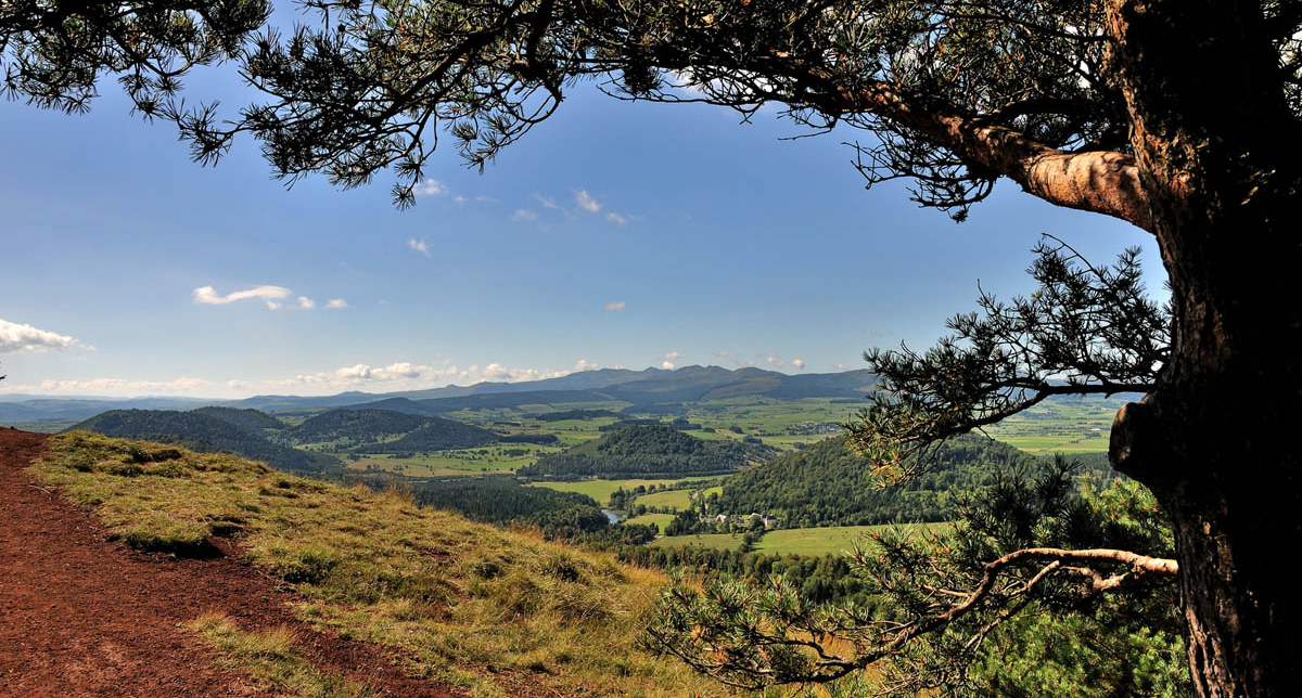Vue panoramique sur la vallée, les pics et sommets des montagnes verdoyantes