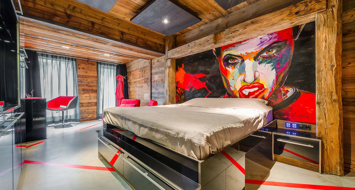 Vue intérieur du Chalet Quezac et de sa chambre avec fresque murale colorée et mobilier moderne