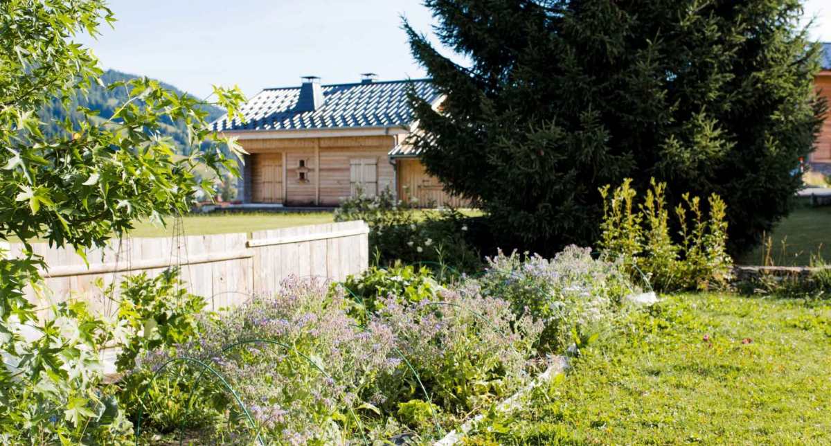 Vue extérieure du gîte Du changement dans l'air entouré d'arbres et de verdure