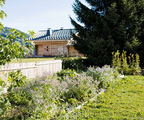 Vue extérieure du gîte Du changement dans l'air entouré d'arbres et de verdure
