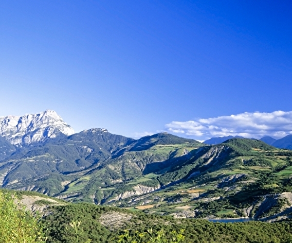 Vue panoramique sur les reliefs et montagnes entourés de lacs et de parcs naturels