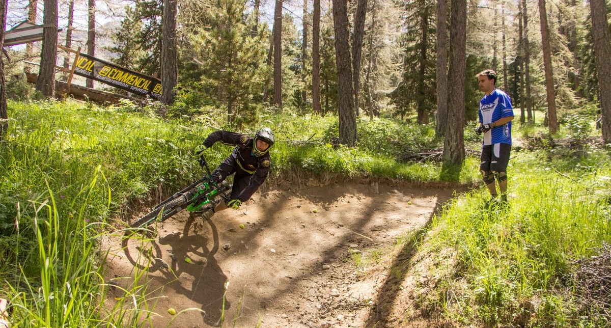 Sportif équipé d'un casque et d'une tenue adaptée au cross, effectuant une sortie VTT dans des chemins de terre en pleine forêt