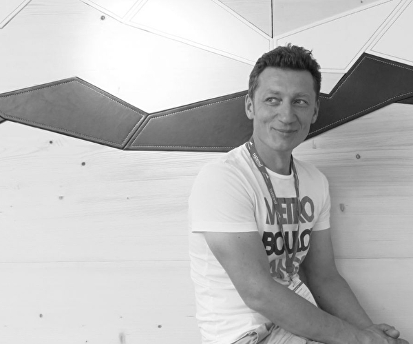 Portrait de Vicent Mermillod en noir et blanc devant une fresque murale