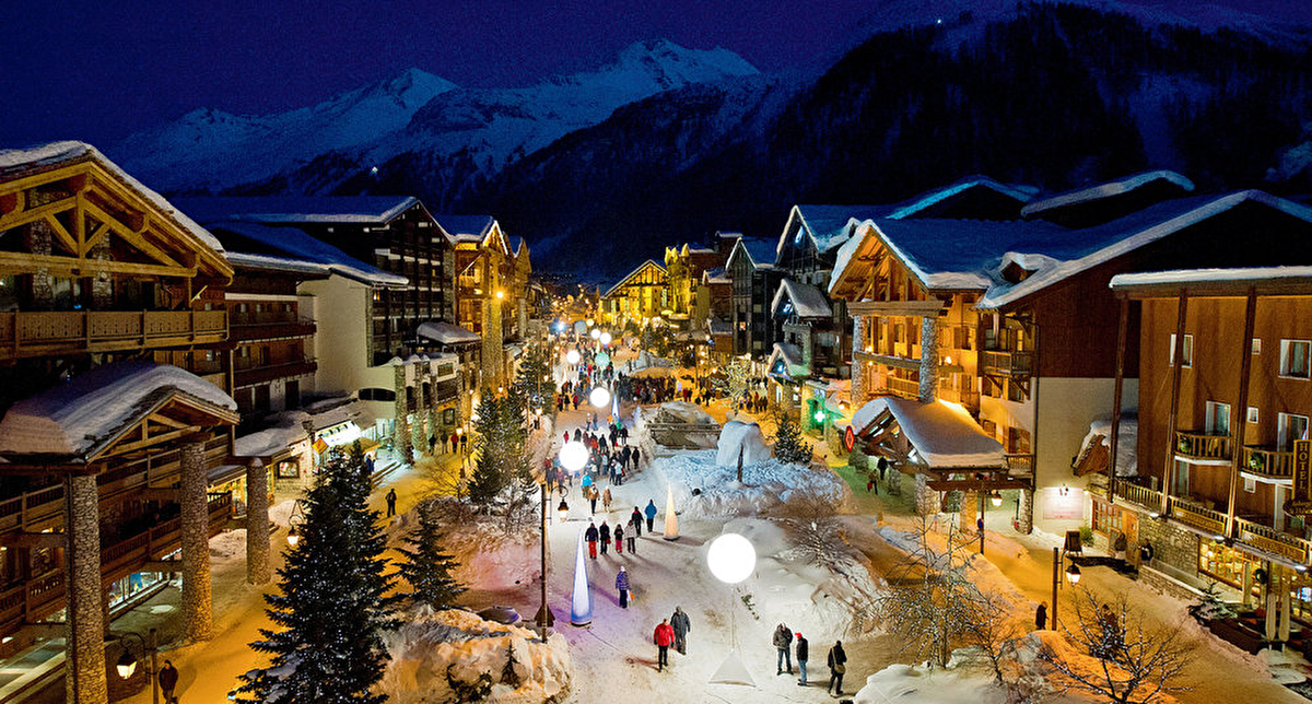 Vue sur la station de ski de Val d'Isère, ses chalets et illuminations de nuit et en période de Noël
