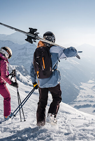 Skieurs face au paysage de montagne enneigée
