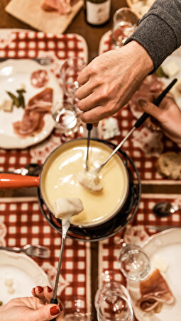 Fondue partagée entre amis