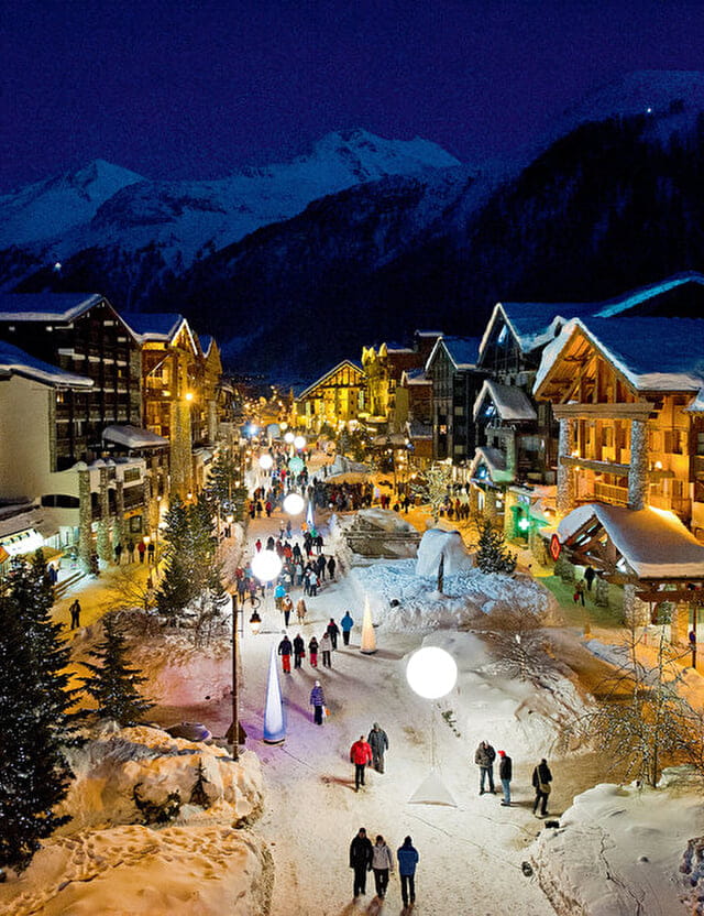 Vue sur la station de ski de Val d'Isère, ses chalets et illuminations de nuit et en période de Noël