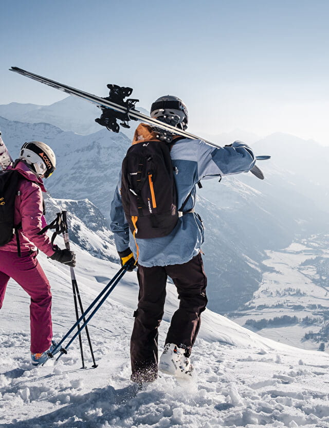 Skieurs face au paysage de montagne enneigée