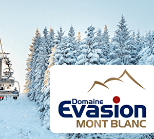 Liaison par télésiège au dessus des pistes et des sapins enneigés