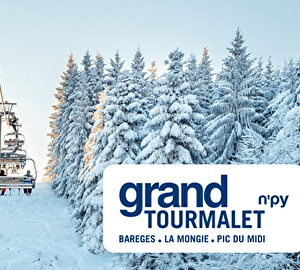 Liaison par télésiège au dessus des pistes et des sapins enneigés