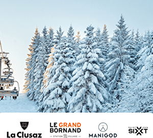 Liaison par télésiège au dessus des pistes et des sapins enneigés