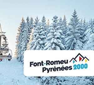Liaison par télésiège au dessus des pistes et des sapins enneigés