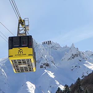 Téléphérique du Mont-Dore passant au dessus des pistes enneigées