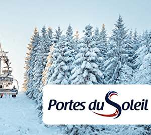Liaison par télésiège au dessus des pistes et des sapins enneigés