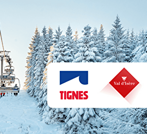 Liaison par télésiège au dessus des pistes et des sapins enneigés