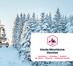 Liaison par télésiège au dessus des pistes et des sapins enneigés