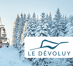 Liaison par télésiège au dessus des pistes et des sapins enneigés