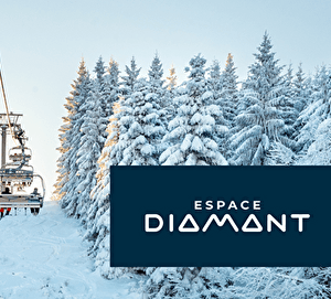 Liaison par télésiège au dessus des pistes et des sapins enneigés