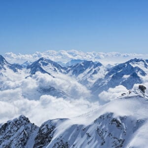Point de vue sur les montagnes enneigées