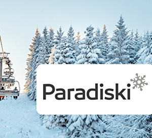 Liaison par télésiège au dessus des pistes et des sapins enneigés