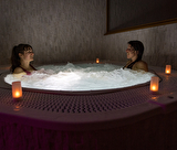 Soirée relax et aquayoga avec ambiance tamisée