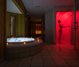 Soirée relax et aquayoga avec ambiance tamisée