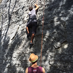 Escalade sur rocher naturel