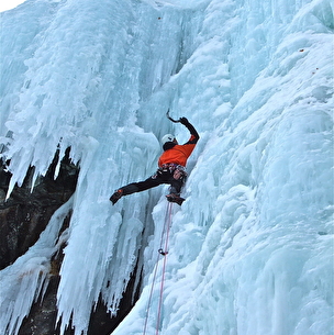 Cascade de glace - Bureau des guides du Champsaur