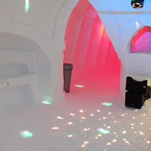 Diner savoyard dans la grotte de glace