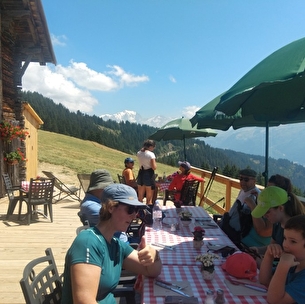 Rando journee panoramique avec repas savoyard à l'alpage face au Mont Blanc