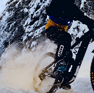 La Funk'e-Bike : Descente aux Flambeaux en VTTAE sur Neige